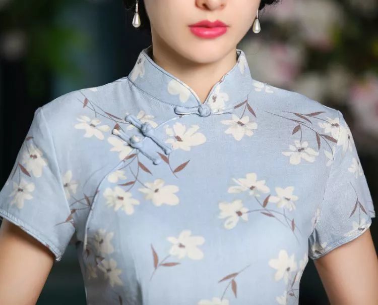 刺绣为旗袍锦上添花,粤绣构图繁而不乱,湘绣以中国山水画为题材,"绣花