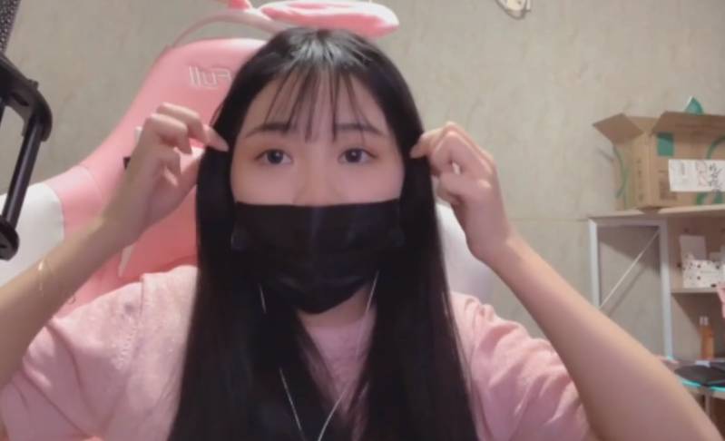 小团团自称电竞柳岩直播展示纤瘦身材就是身高有些不足