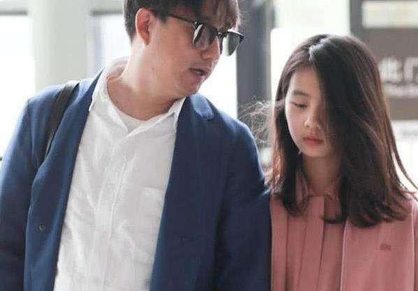 黄忆慈|多多染发涂口红被骂，李嫣染发喝酒炫富却被捧，网友为何这样双标