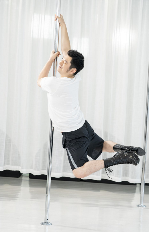 穿20cm高跟跳钢管舞,沈梦辰陪练_腾讯新闻