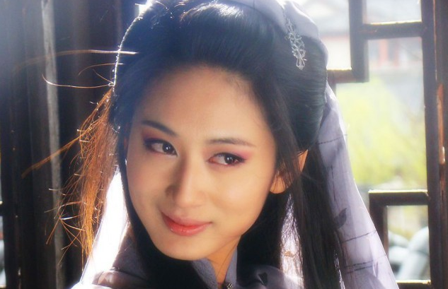 她被称为苦情戏专业户,极致妖艳让人心动,但选择隐退演艺圈