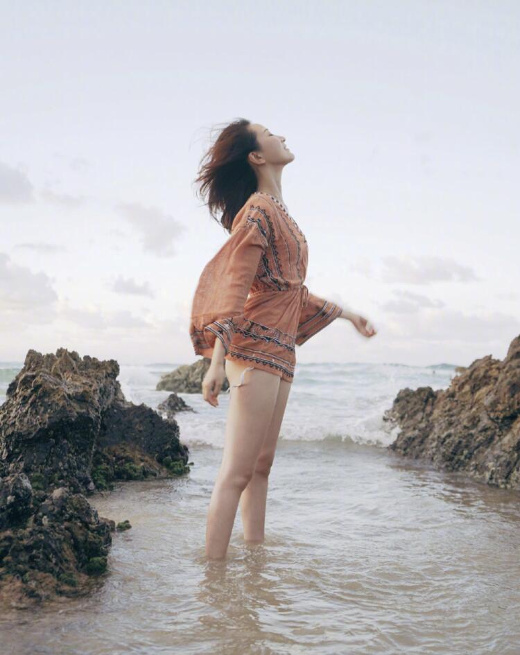 许婧大秀美腿小蛮腰,男友镜头下手拿折扇,笑得眼睛眯成一条缝