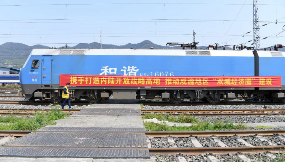 首发满载28车皮木材的渝蓉点到点班列将开往成都的大湾镇站