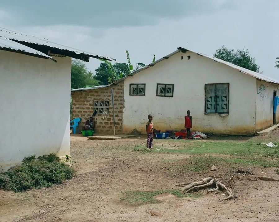 在卢旺达演广播剧的年轻人戏剧让我们认识新冠肺炎