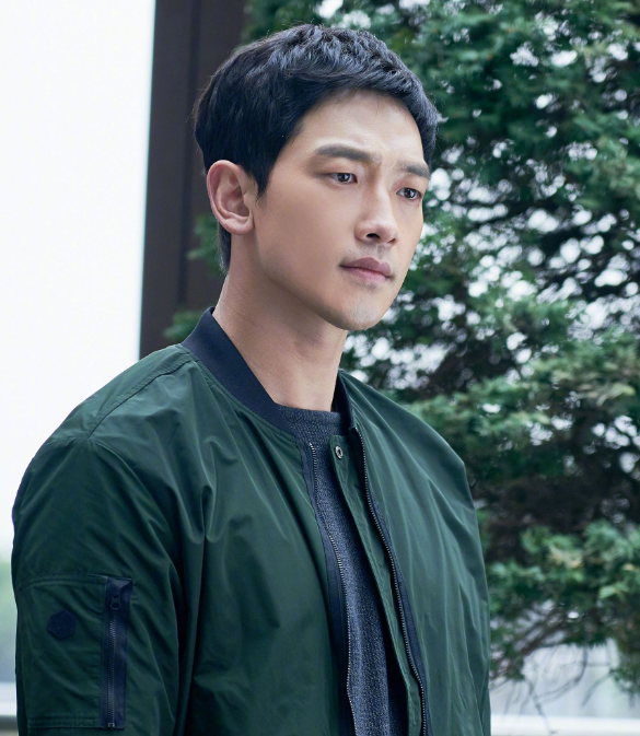 38岁rain近照晒出,身材恢复依然沧桑,与妻子像两代人