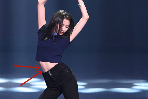 关晓彤穿旗袍时全程把手放在肚子上小腹凸起让人迷惑不解