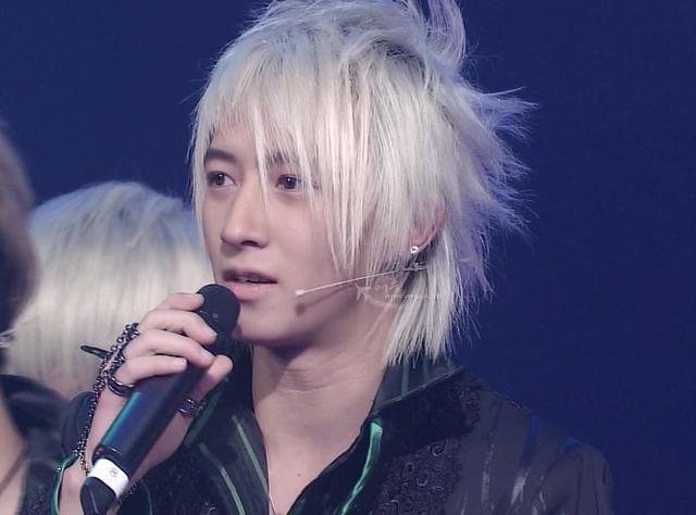 如今的韩庚已经让人难以想起曾经的那个被称为"爱豆鼻祖"的长发少年.