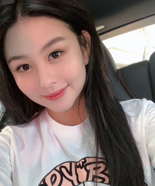 邱淑贞女儿沈月晒近照,淡妆出镜美得毫无瑕疵,满脸胶原蛋白令人羡慕