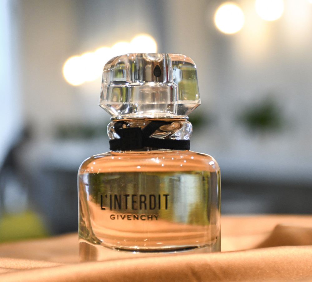 我是冲着赫本买的,因为61年前这款香水只有赫本自己在用,她还对纪梵希