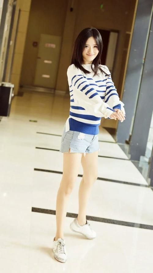下图照片中,谢娜穿了一件条纹长袖上衣搭配浅色牛仔短裤,看着活力四射