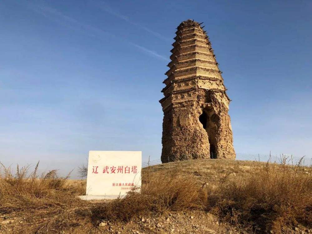 无比珍贵的千年辽塔快塌了,千疮百孔时有塔砖坠落