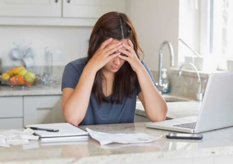 现在社会年轻人普遍工作生活节奏快,房价高,普通工薪阶层工资少,工作