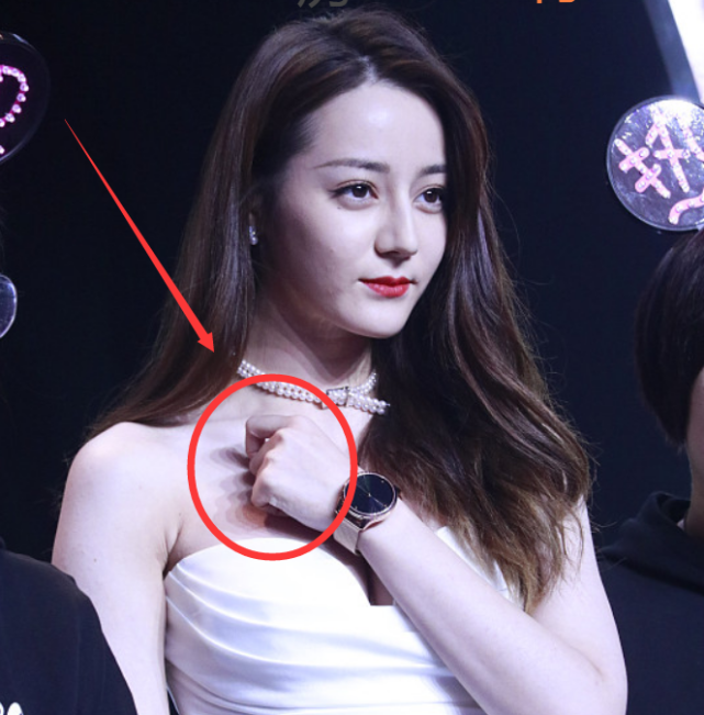 女星捂胸怕难堪怎么办?热巴的反应堪比"教科书",太聪明了