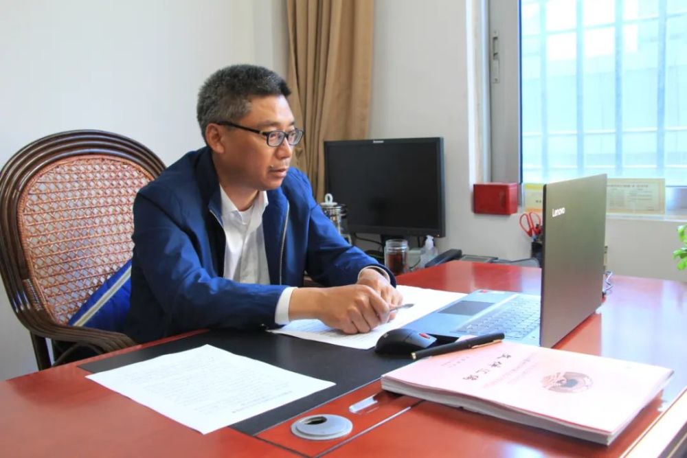 上午8点,双港街道党工委副书记刘愿早早地来到办公