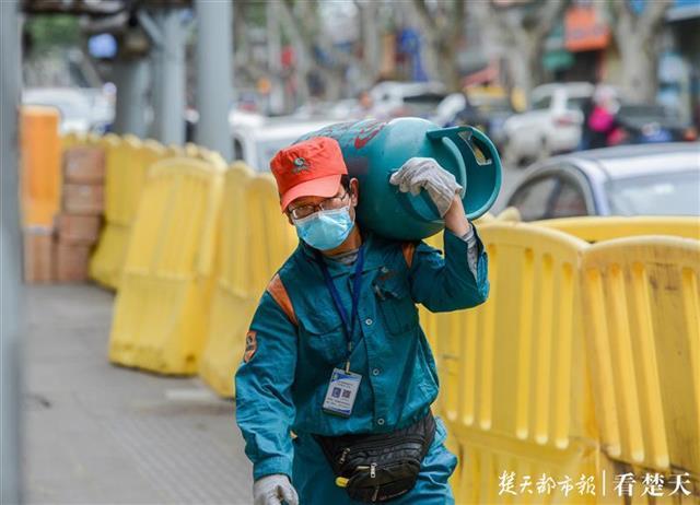 送气工给城市送来烟火气