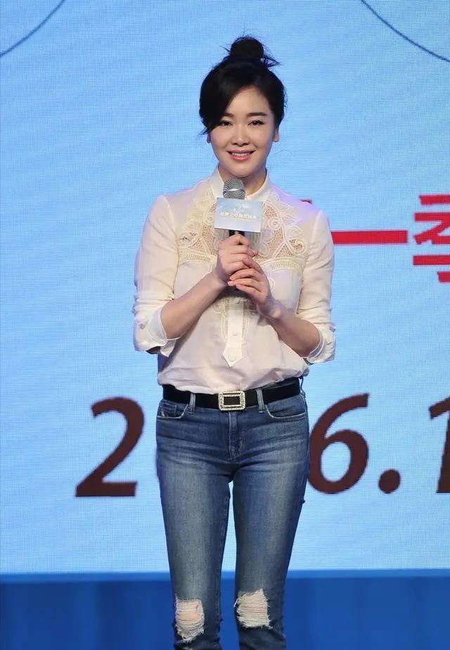 42岁左小青好真实,穿白衬衫配牛仔裤淡妆亮相,生图皮肤太惊艳