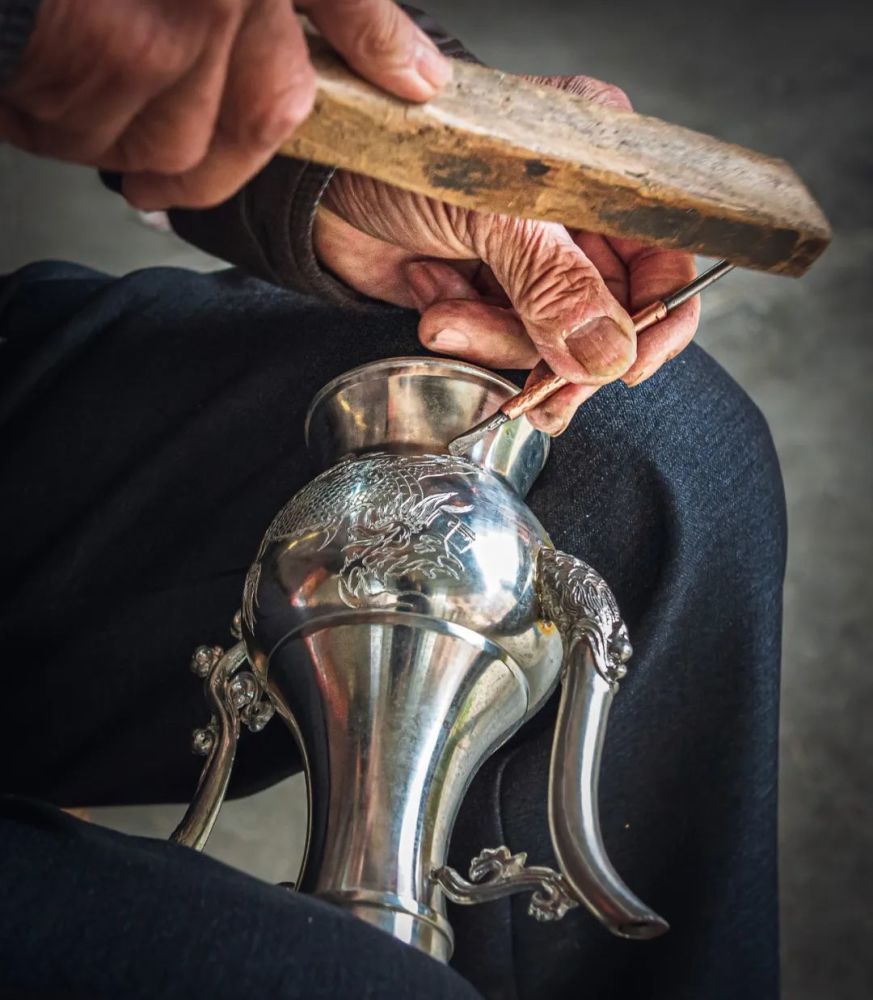 连城四堡锡器制作技艺始于南宋末年从浙江杭州引进.