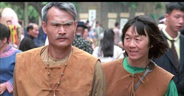 他是林正英的徒弟,电影中的搞笑文才,一生饰演丑角,从未娶妻