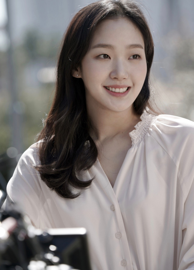 金高银的衣品真好,身穿米白色连衣裙配上微卷发,气质优雅又复古