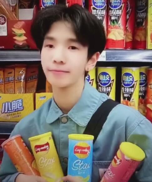 张嘉文最近照片曝光蓝书包成为历史这还是张嘉文