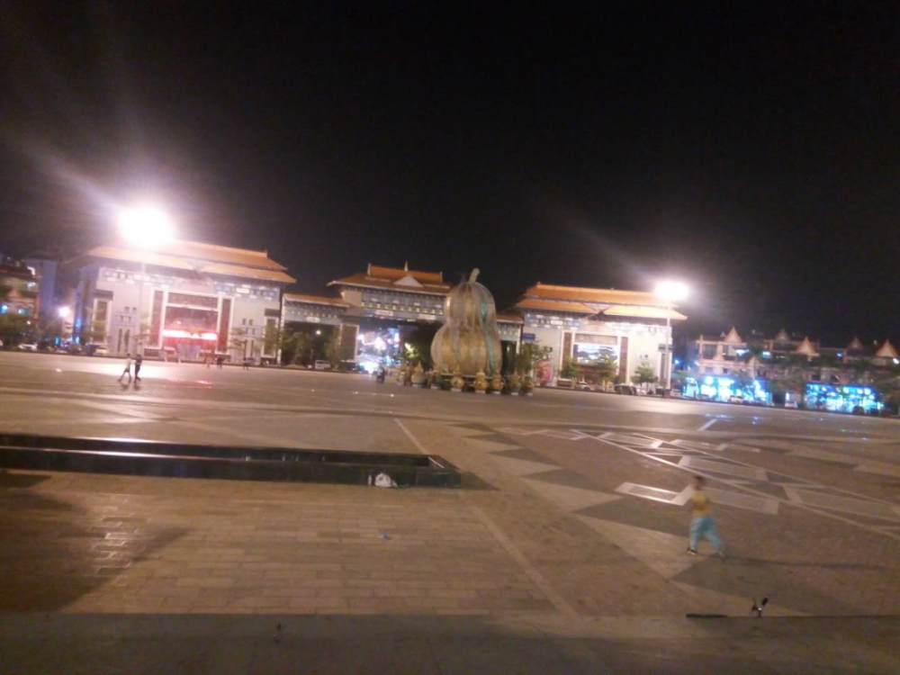 澜沧拉祜广场正在慢慢苏醒!