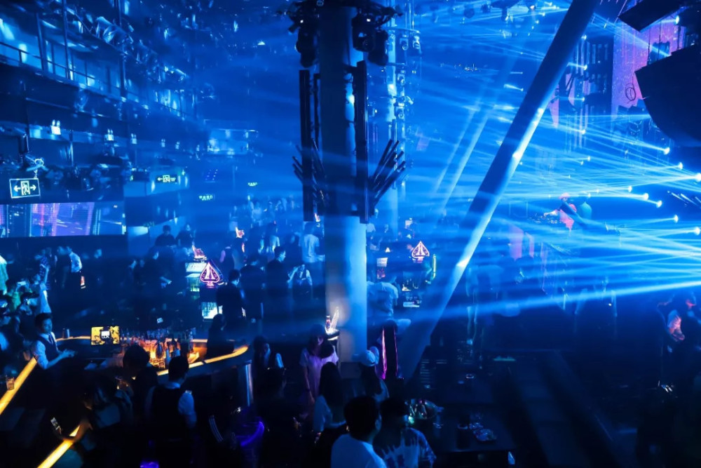 疫情要结束了吗深圳部分酒吧开业敢去玩的人还真不少