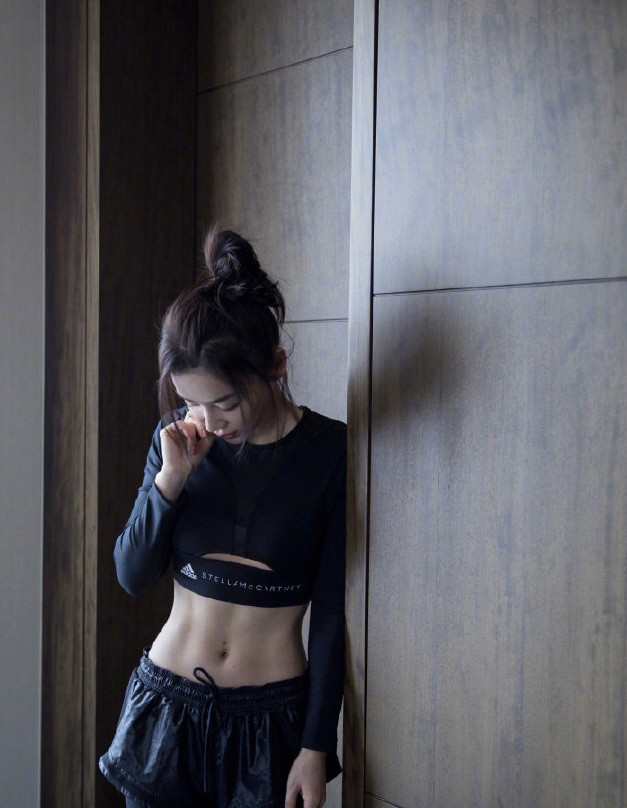 袁姗姗高调秀腹肌,并配文"这个小马甲五年啦"