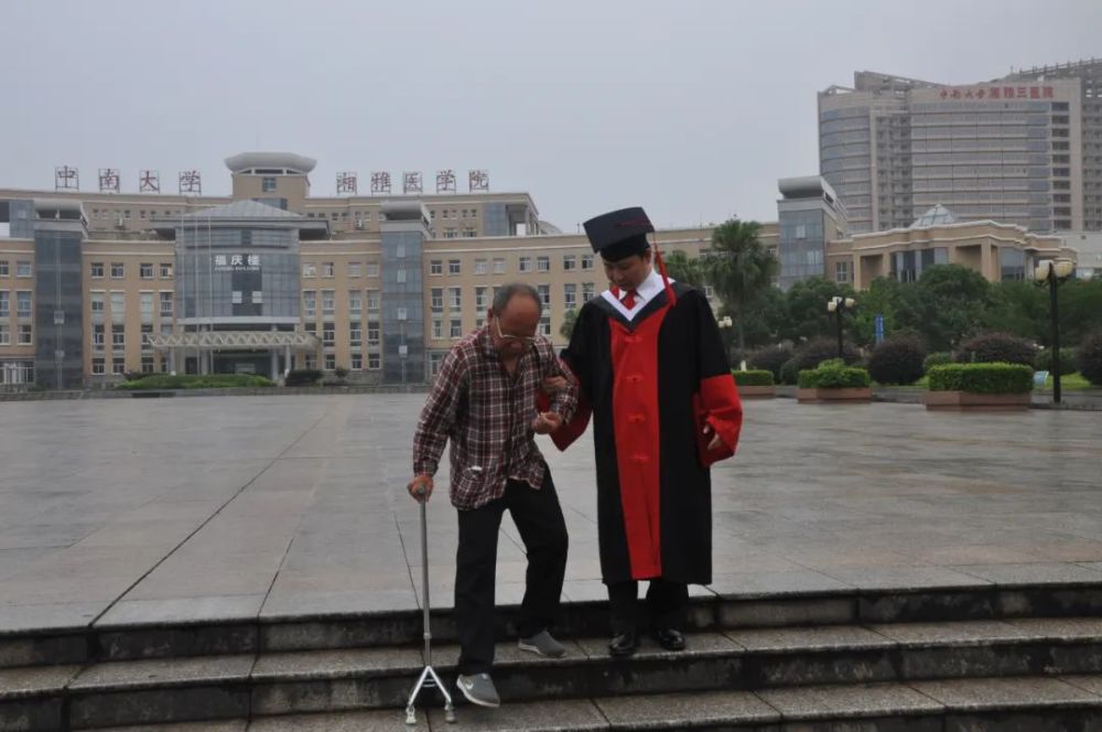 唐佳宇和父亲唐水生 新冠肺炎疫情发生后,唐佳宇放