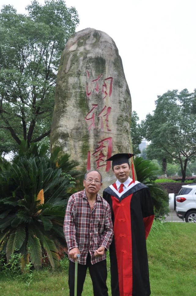 唐佳宇和父亲唐水生唐佳宇在节目中朗读了一段刘墉