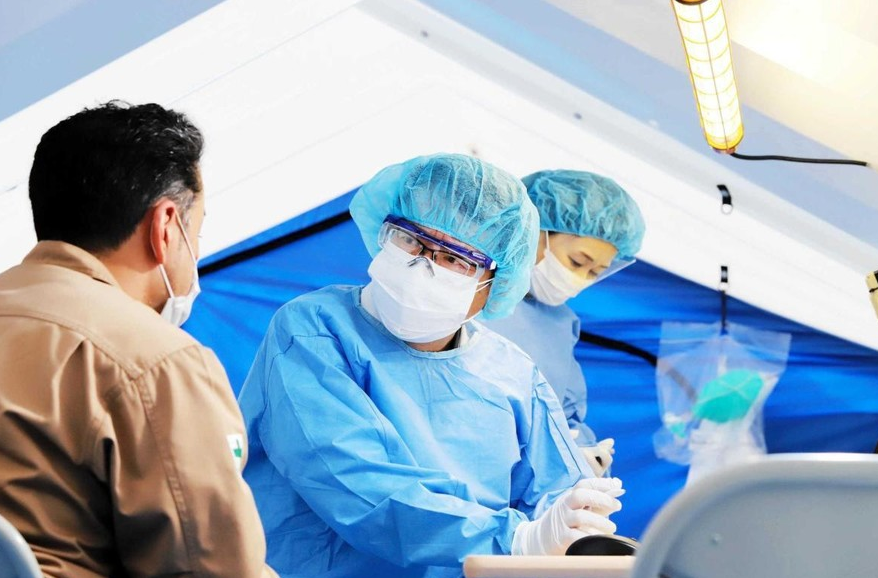 疫情中的日本 患者家遭扔石头 医护被歧视 名人确诊公开道歉 腾讯新闻