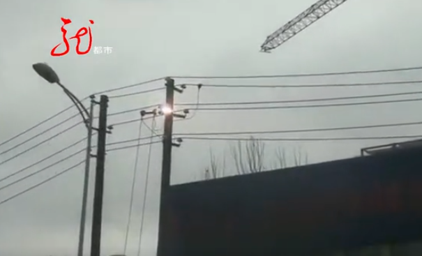 哈尔滨一处高压电线突然起火!电线杆上冒出火球,伴有剧烈声响!