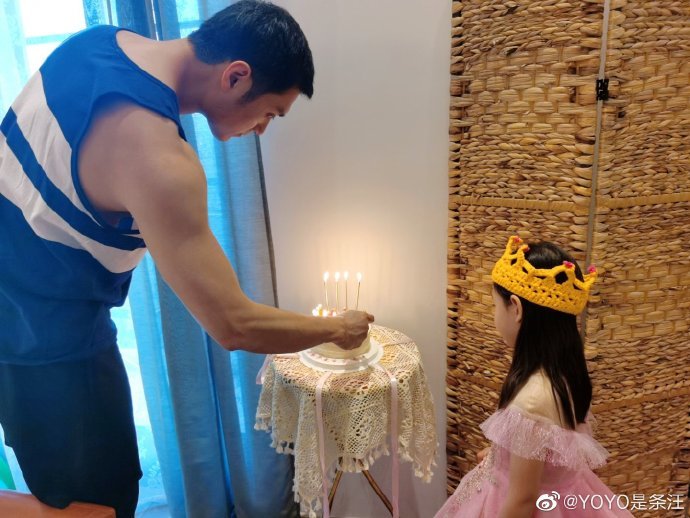 世界小姐张梓琳低调为女儿庆生4岁胖妹身着粉色公主裙美如仙女
