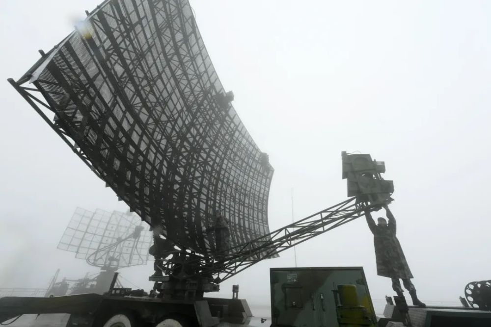 阵地上,雷达天线徐徐转动;雷达方舱内,操纵员杨昌铭正目不转睛地盯着