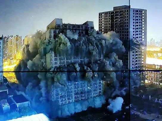 上海4栋百米高楼爆破,两富豪经手烂尾20年,宝能接盘再砸300亿_腾讯