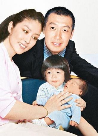 陈慧琳|天后陈慧琳戴口罩逛超市，与女助理买M巾，走在路上无人认识