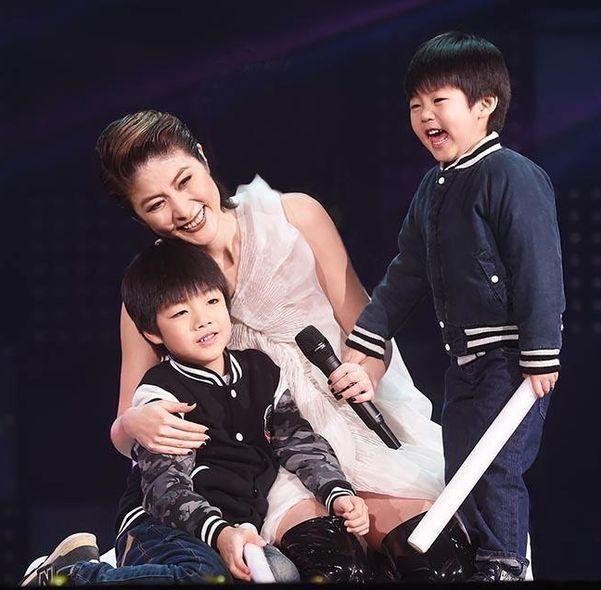 陈慧琳|天后陈慧琳戴口罩逛超市，与女助理买M巾，走在路上无人认识