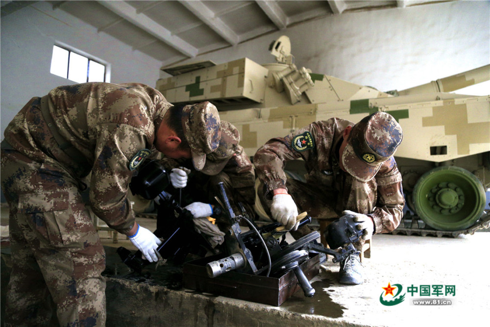 一组图带你走进坦克的换季"大保养"工作现场