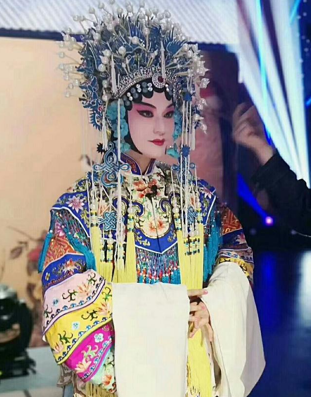 黄晓明京剧花旦扮相曝光,凤冠霞帔艳若桃花,比老婆baby还美