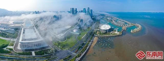 厦门上空出现平流雾景观 宛如人间仙境