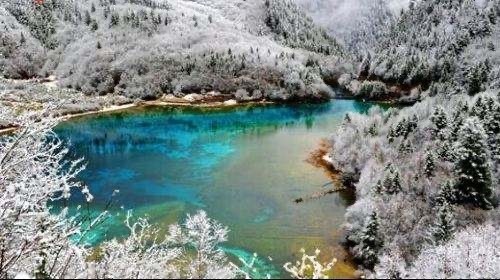 冰雪世界九寨溝下雪了4月還能看到的雪景