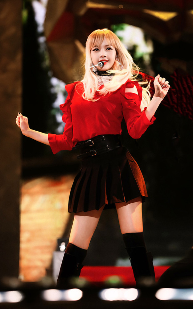 在舞台上的lisa完全就是魅力女神,在她的上身驾驭着一件大红色的上衣