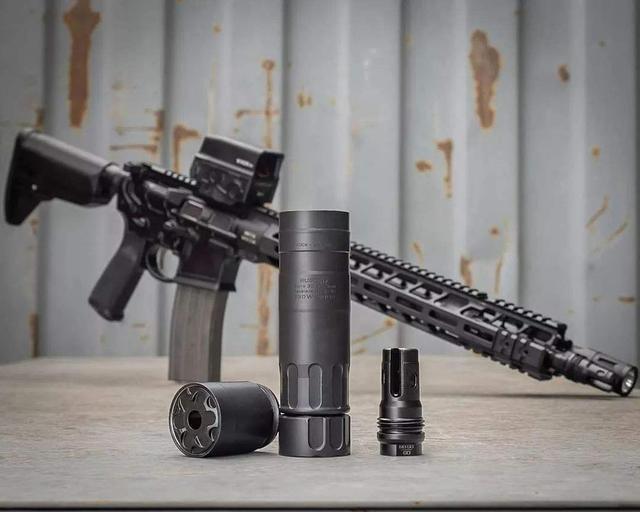 消音器虽然名字叫做消音器,但是它并不能如同游戏那样,可以将武器声音