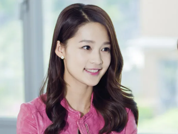 《千金归来》中的沈长青也是李沁出演的,沈长青她是千金大小姐,所以