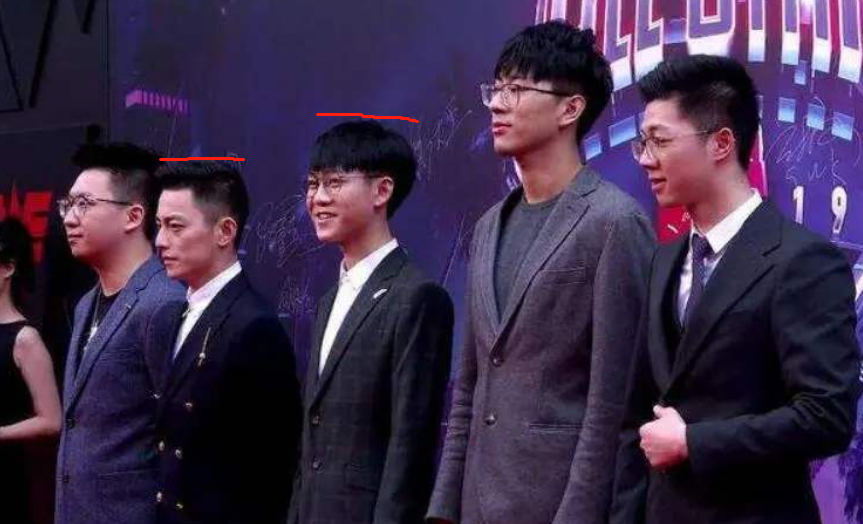 电竞霍建华智勋为证身高有170与宝蓝合影让他弯腿弓腰绝了