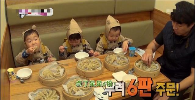 宋家三胞胎也上网课了身后三开门冰箱引热议曝原来家世不简单