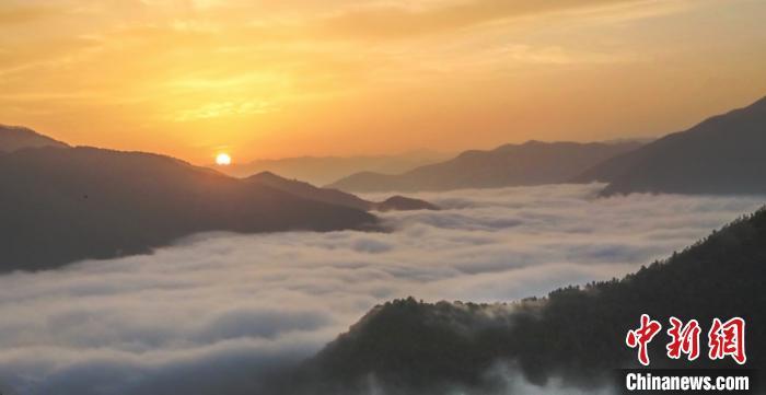 凰凤山云海波起峰涌,和天空相接,更似仙境 唐启荣 摄