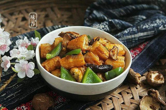 青椒炒油条油条新吃法,外酥里嫩特别香,做法一点都不难,老少皆宜.