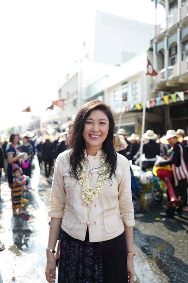 52岁英拉晒近照!风韵犹存气质迷人!背后的中国元素亮了!