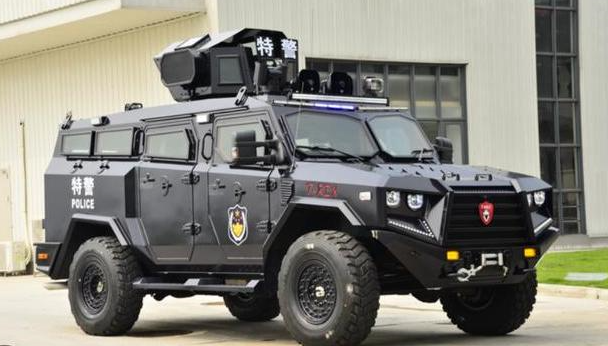 被誉为警界神车国内的9吨级暴龙防爆车车顶配有防御炮台