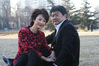 央视主持张斌风流韵事,被二婚妻子曝出轨,岳父上门赔不是帮复合